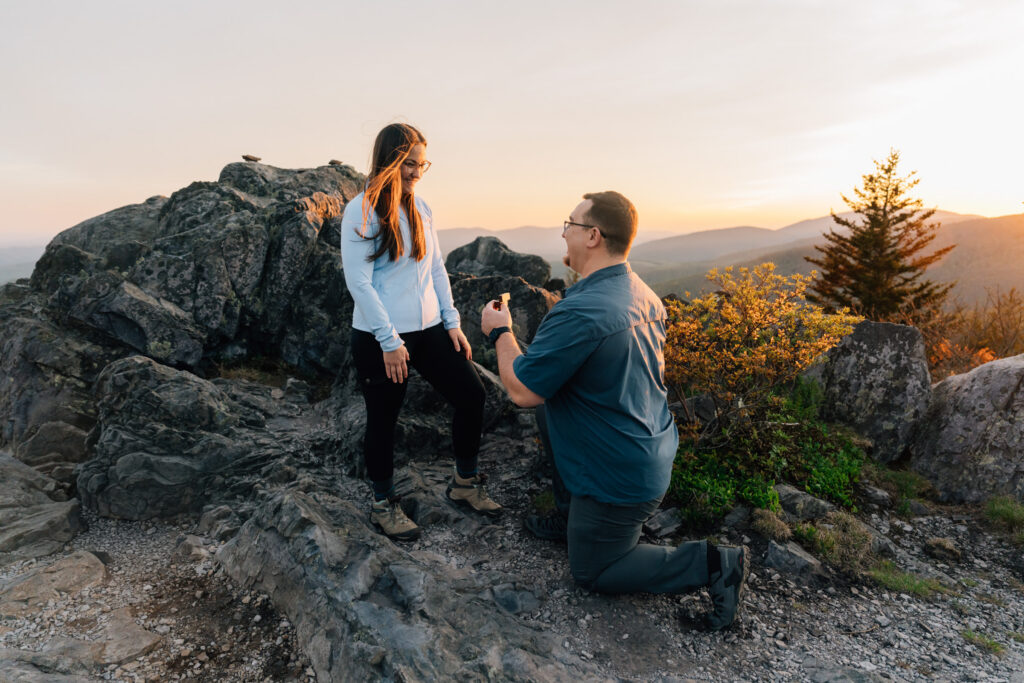 man proposes to his girlfriend in va at grayson highlands state park